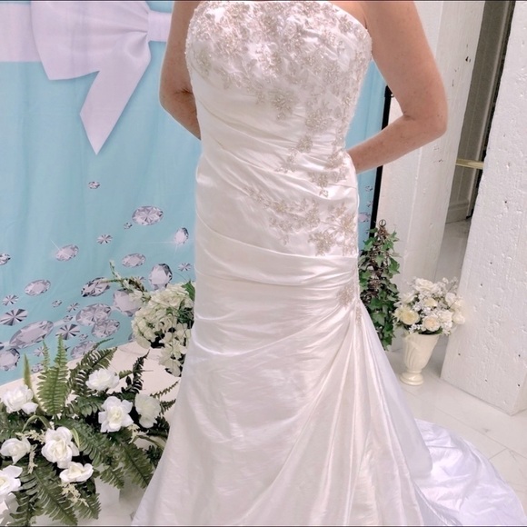 David’s Bridal White Strapless Beaded A-Line Wedding Dress Size 2 Bridal Gown - Picture 6 of 12